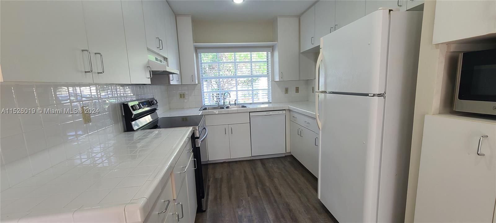 Active With Contract: $3,200 (3 beds, 2 baths, 1714 Square Feet)