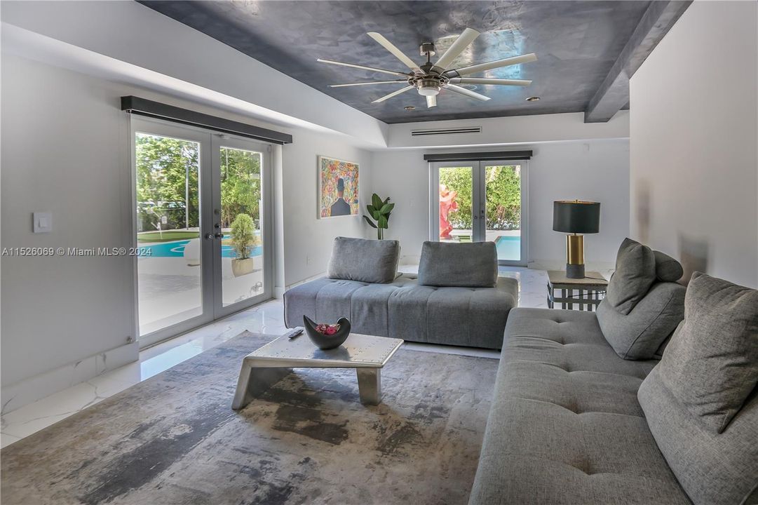 Recently Sold: $3,400,000 (4 beds, 3 baths, 2400 Square Feet)