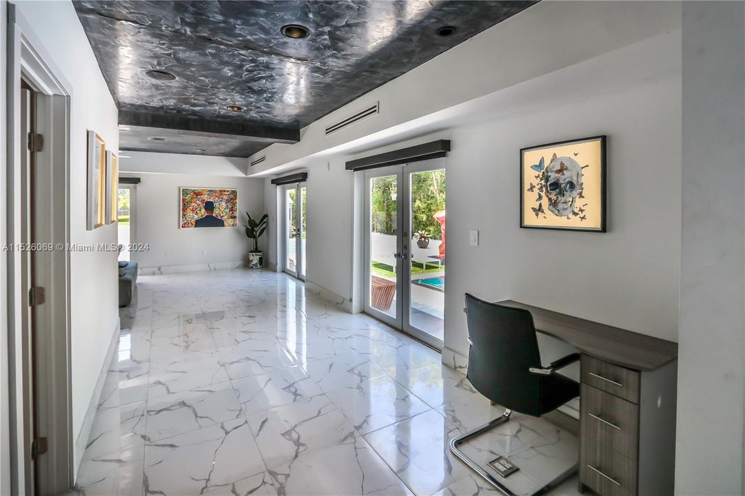 Recently Sold: $3,400,000 (4 beds, 3 baths, 2400 Square Feet)