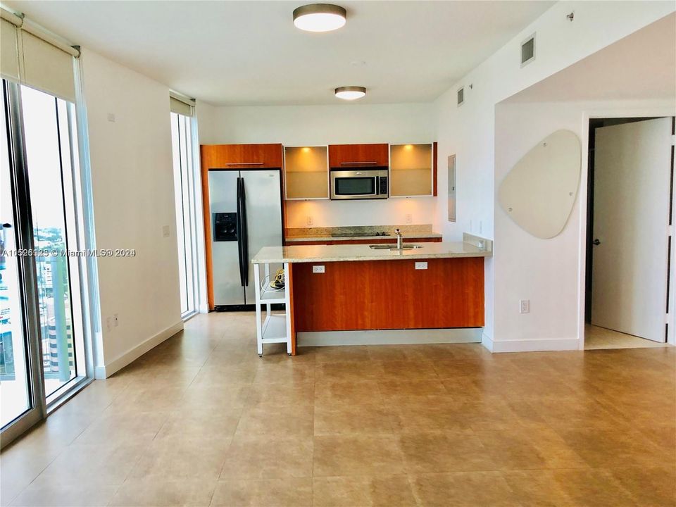 For Sale: $355,000 (0 beds, 1 baths, 580 Square Feet)