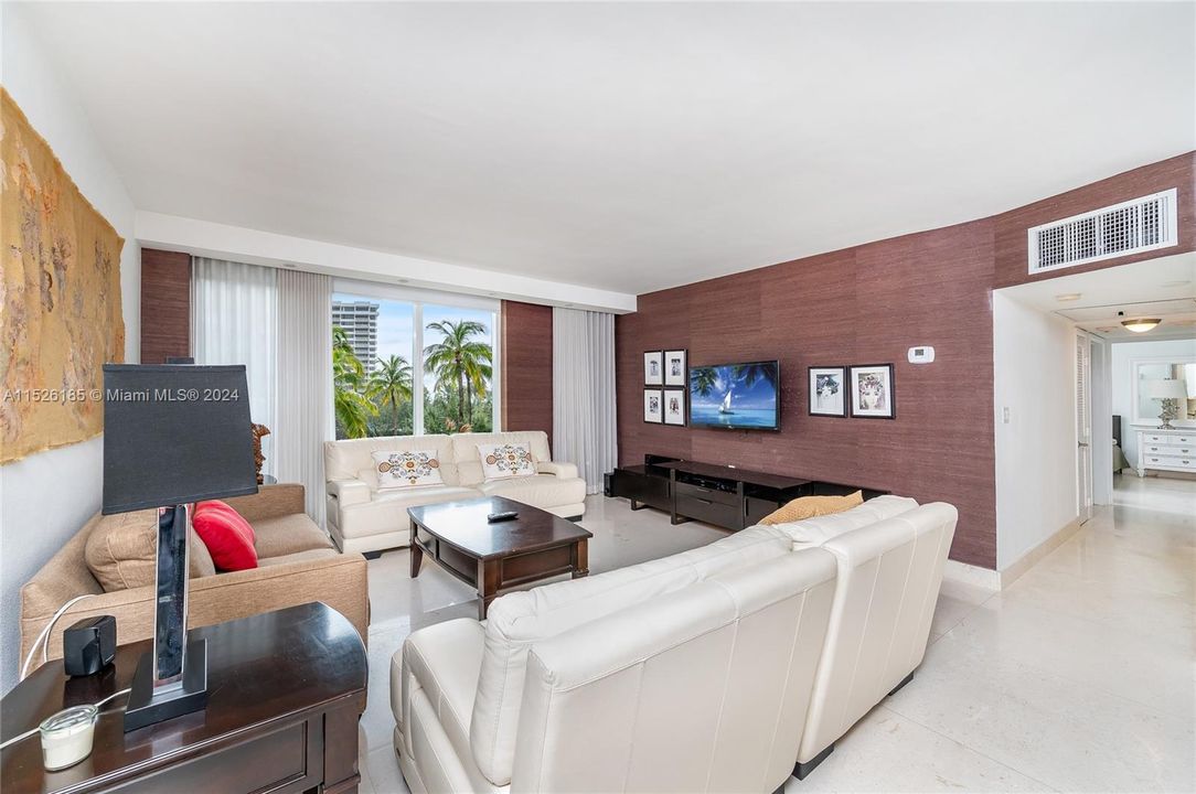 For Sale: $1,100,000 (2 beds, 2 baths, 1056 Square Feet)