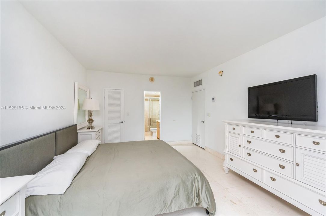 For Sale: $1,100,000 (2 beds, 2 baths, 1056 Square Feet)