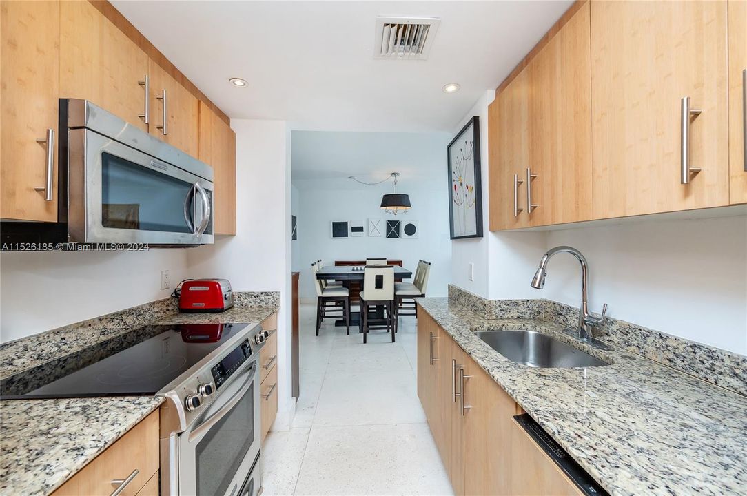 For Sale: $1,100,000 (2 beds, 2 baths, 1056 Square Feet)