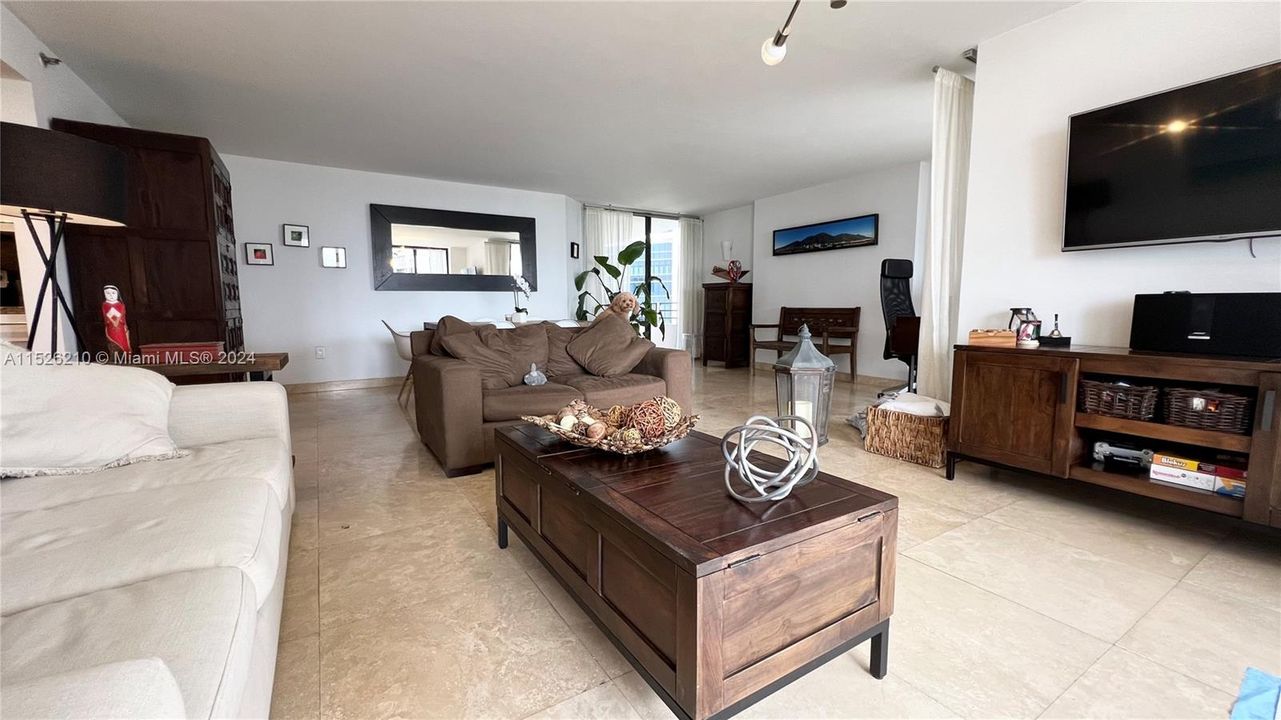 Recently Rented: $4,400 (2 beds, 2 baths, 1438 Square Feet)