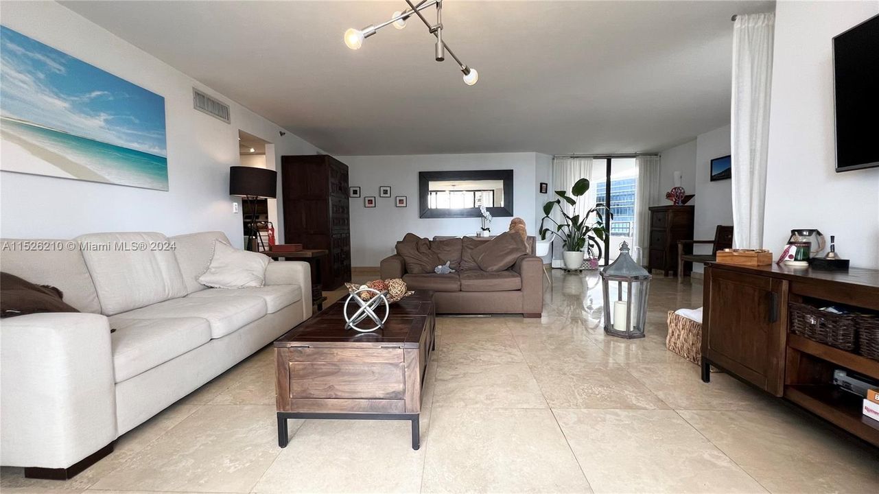 Recently Rented: $4,400 (2 beds, 2 baths, 1438 Square Feet)