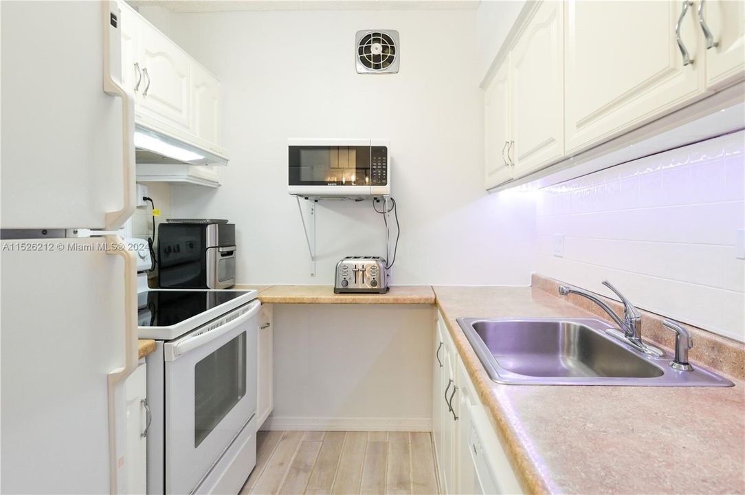 For Sale: $130,000 (1 beds, 1 baths, 625 Square Feet)