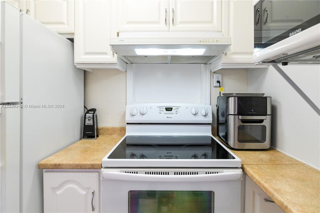 For Sale: $130,000 (1 beds, 1 baths, 625 Square Feet)