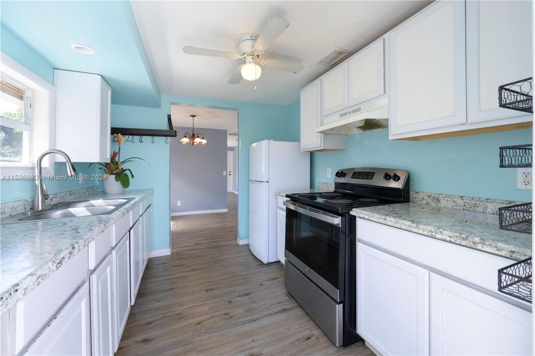 For Sale: $220,000 (3 beds, 1 baths, 805 Square Feet)