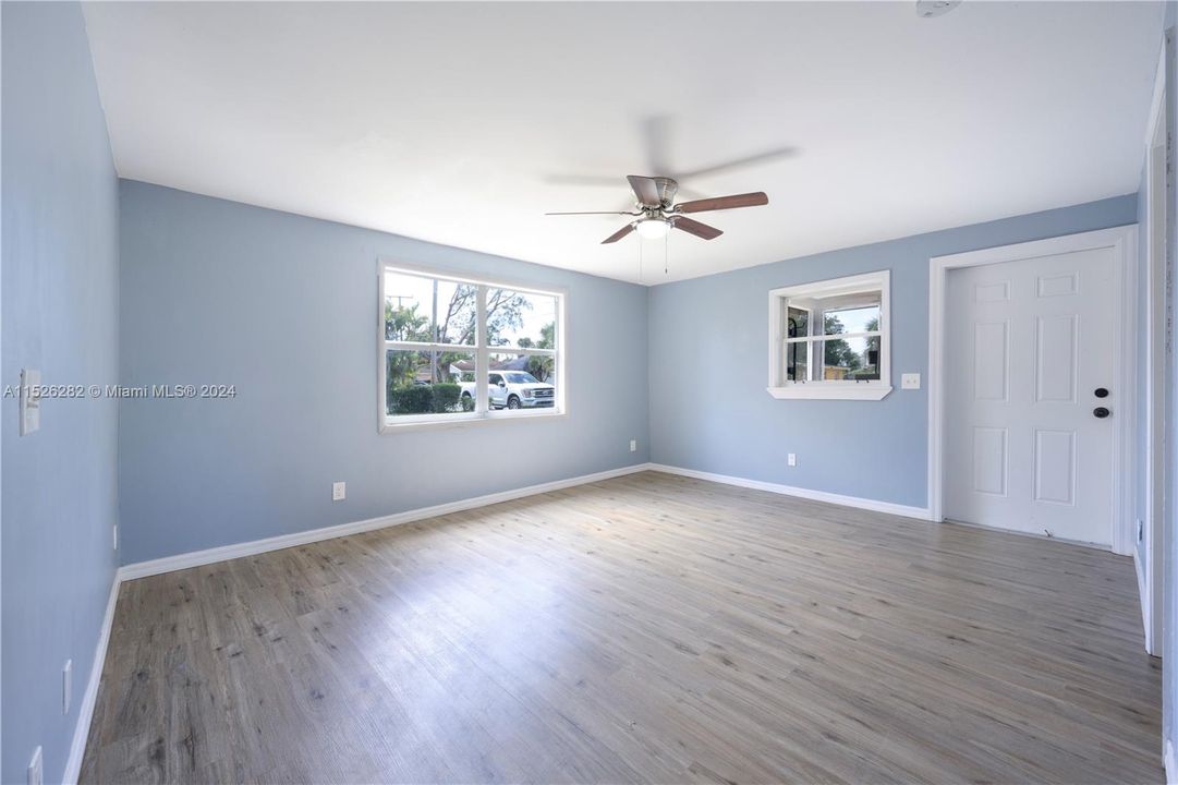 For Sale: $220,000 (3 beds, 1 baths, 805 Square Feet)