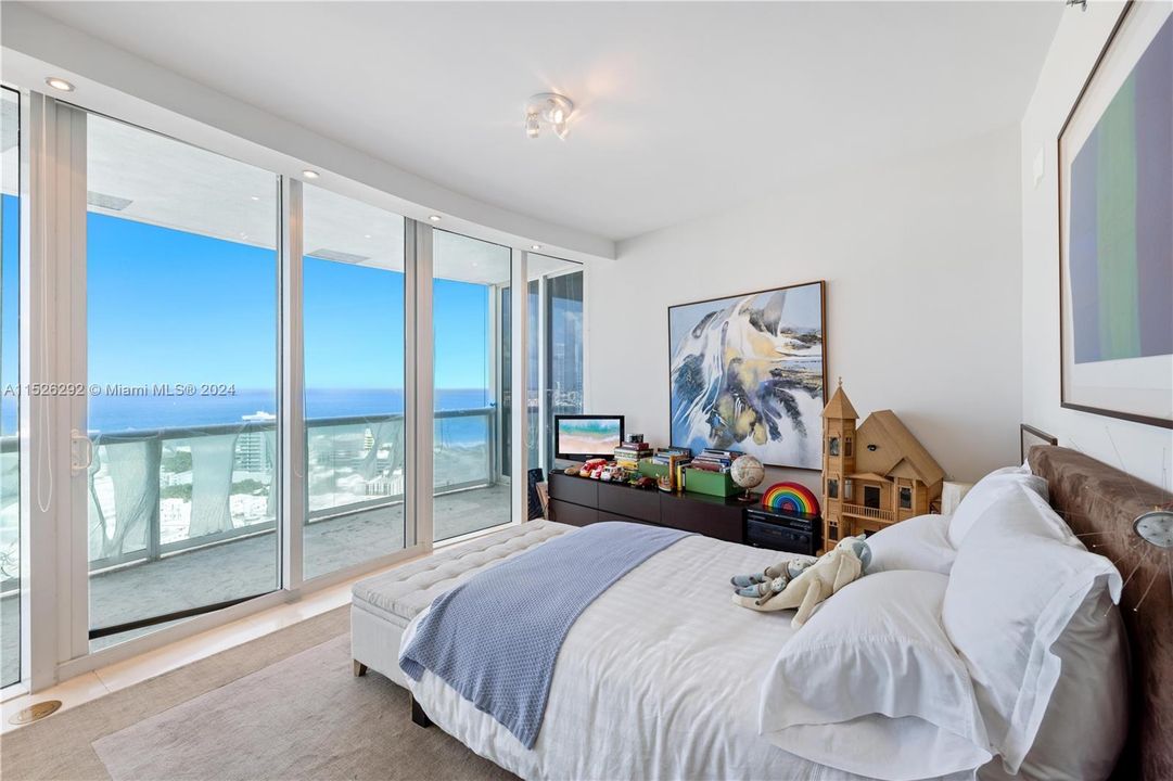 Active With Contract: $8,900,000 (3 beds, 3 baths, 3365 Square Feet)