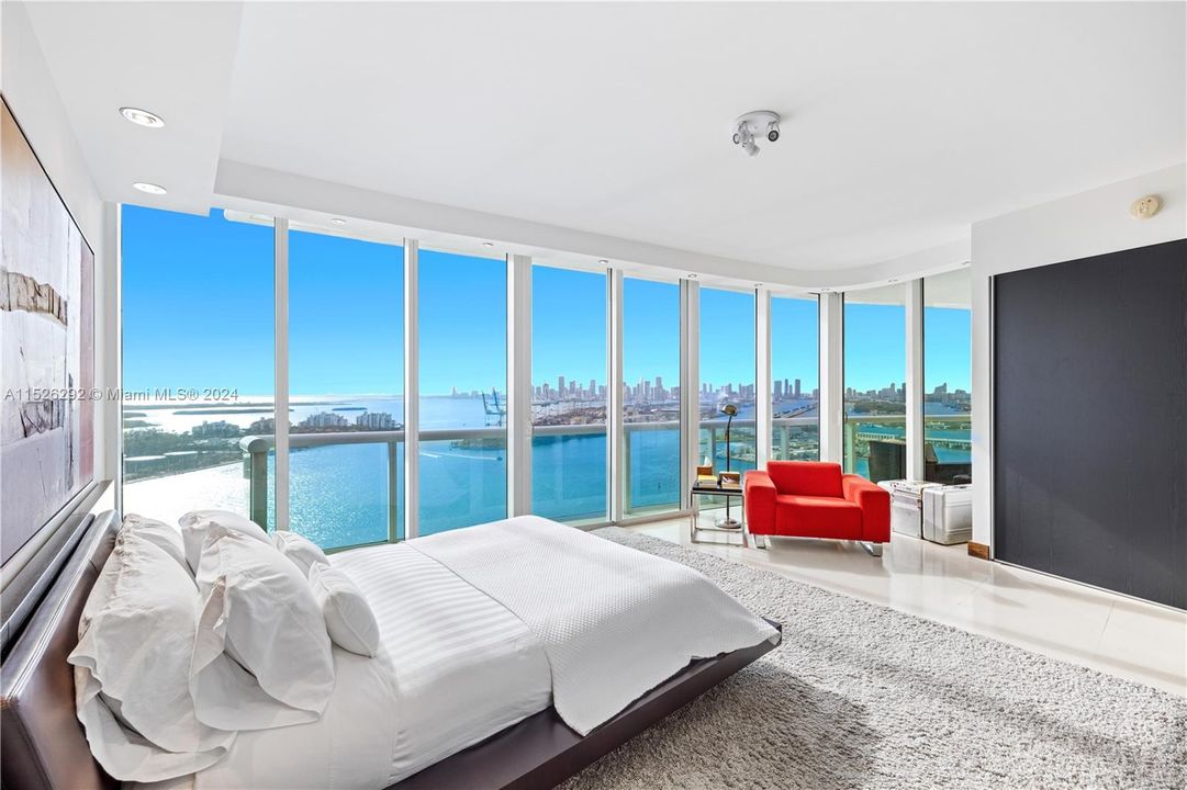 Active With Contract: $8,900,000 (3 beds, 3 baths, 3365 Square Feet)