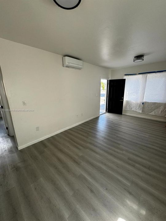 Recently Rented: $2,500 (2 beds, 1 baths, 990 Square Feet)
