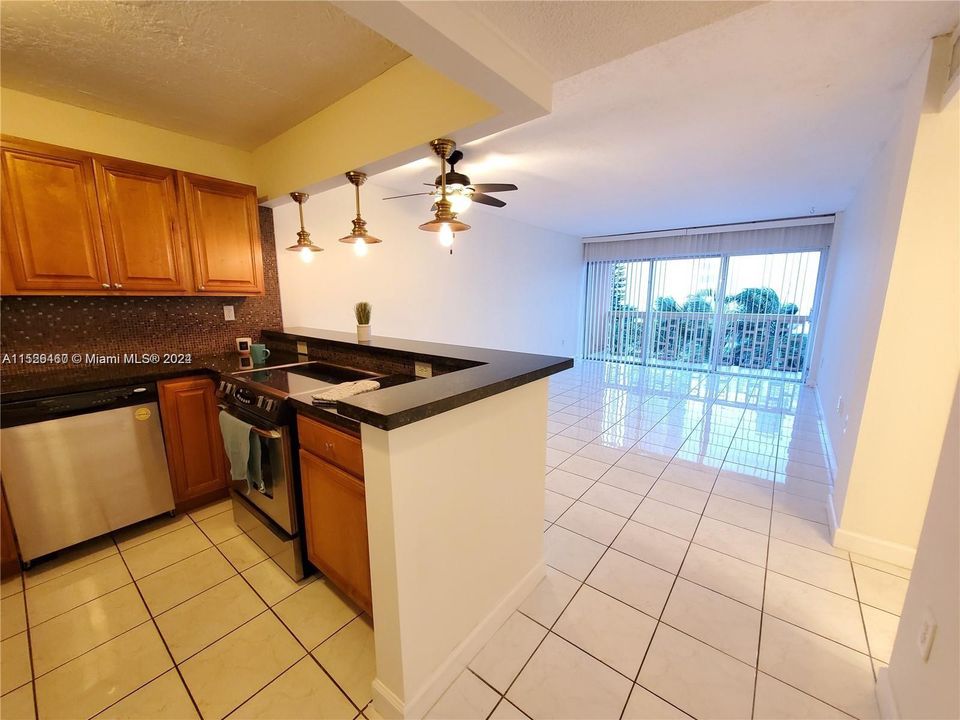 Recently Rented: $2,195 (1 beds, 1 baths, 728 Square Feet)