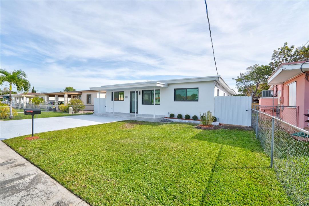 Recently Sold: $715,000 (3 beds, 2 baths, 1548 Square Feet)