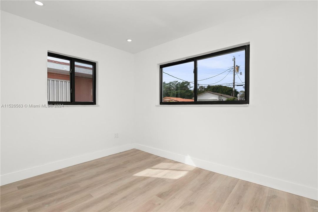 Recently Sold: $715,000 (3 beds, 2 baths, 1548 Square Feet)