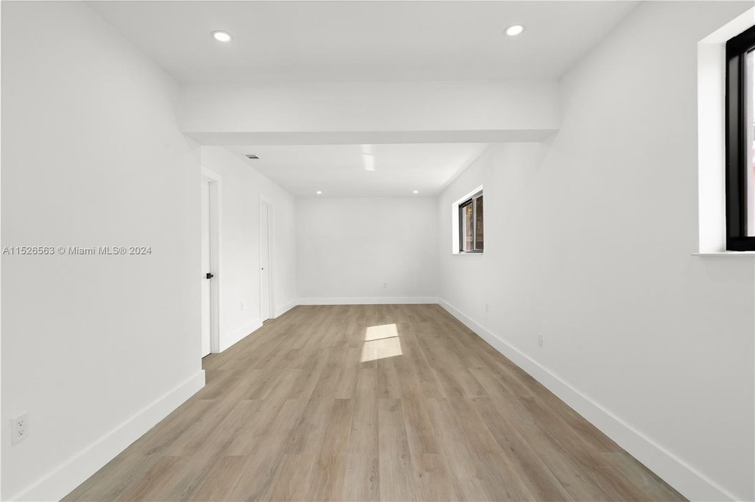 Recently Sold: $715,000 (3 beds, 2 baths, 1548 Square Feet)