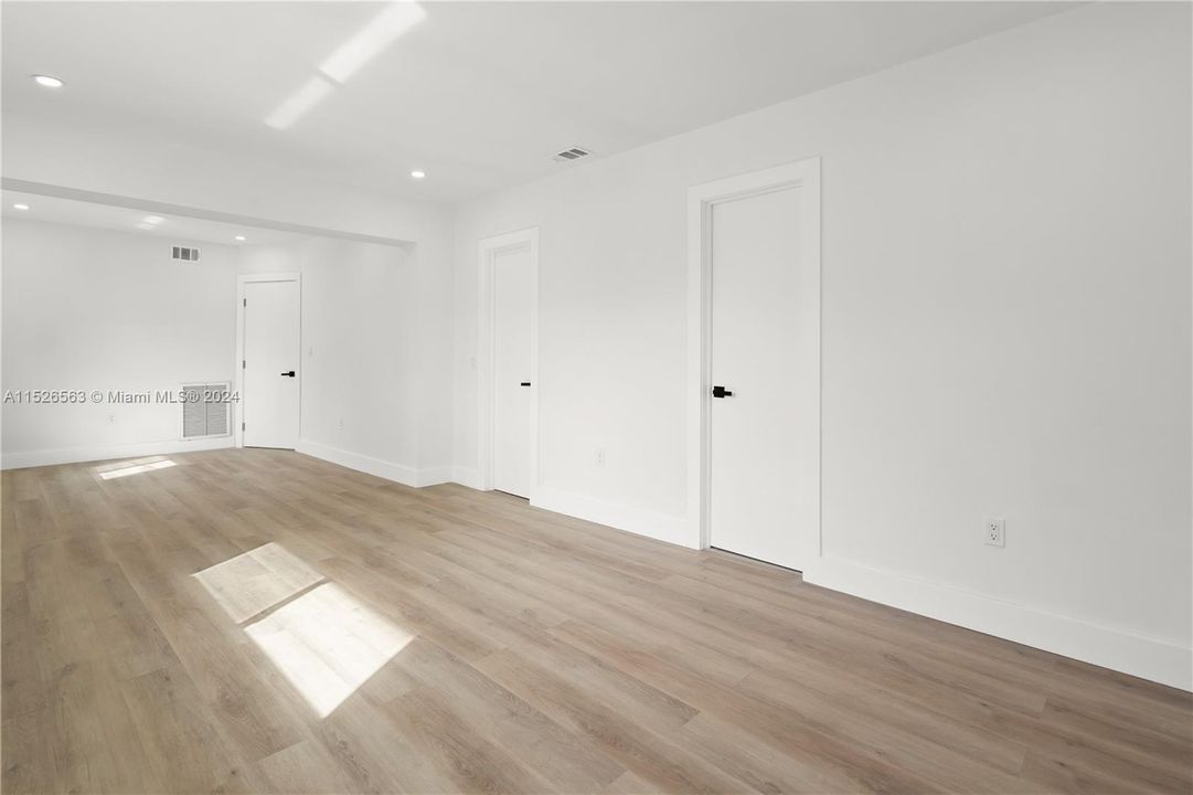 Recently Sold: $715,000 (3 beds, 2 baths, 1548 Square Feet)