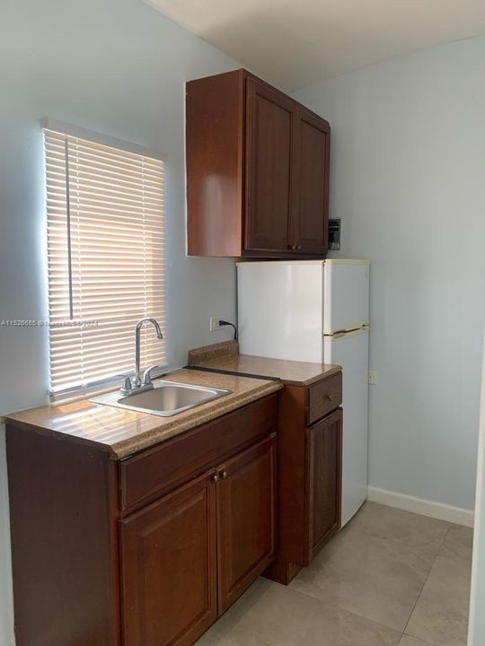 Active With Contract: $1,400 (1 beds, 1 baths, 968 Square Feet)