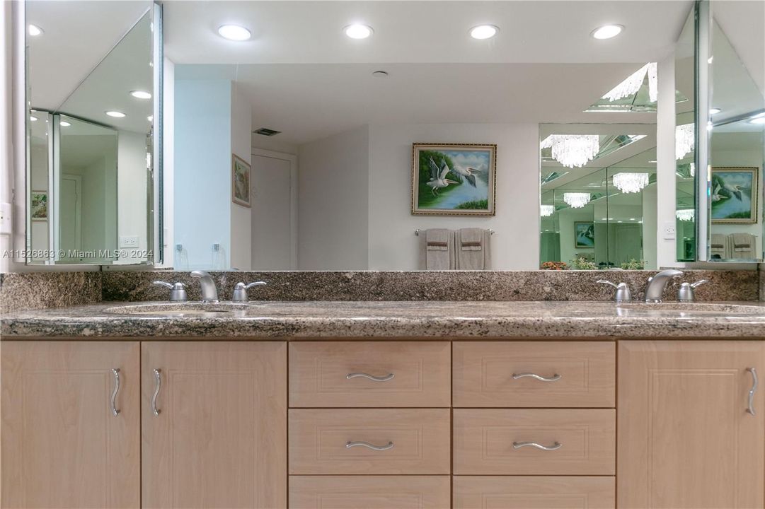 Recently Sold: $765,000 (2 beds, 2 baths, 1936 Square Feet)