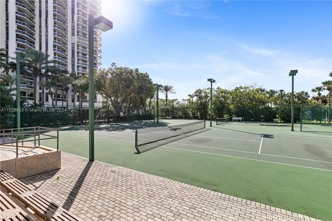 Recently Sold: $765,000 (2 beds, 2 baths, 1936 Square Feet)