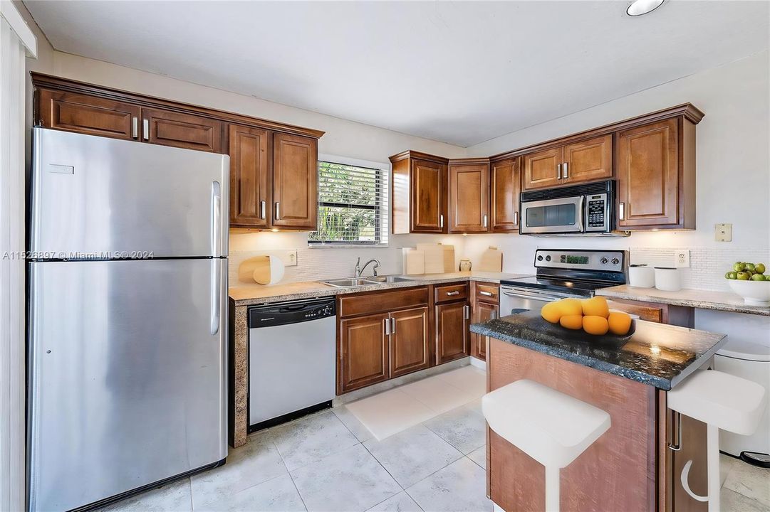 For Sale: $330,000 (2 beds, 2 baths, 1320 Square Feet)