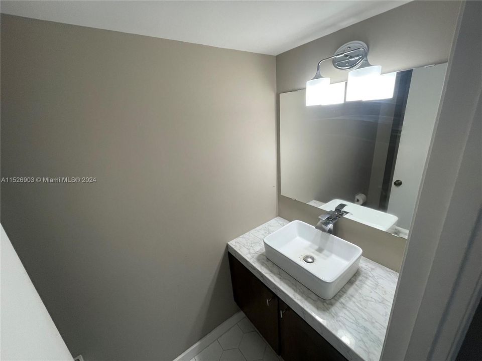 For Sale: $365,900 (1 beds, 1 baths, 895 Square Feet)