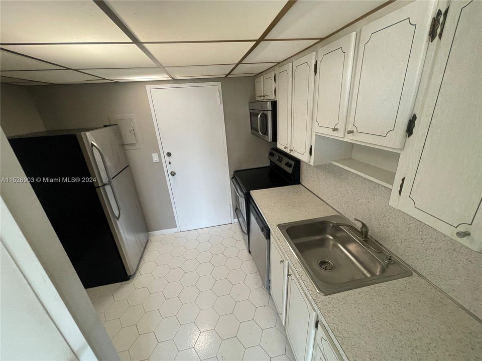 For Sale: $319,900 (1 beds, 1 baths, 895 Square Feet)