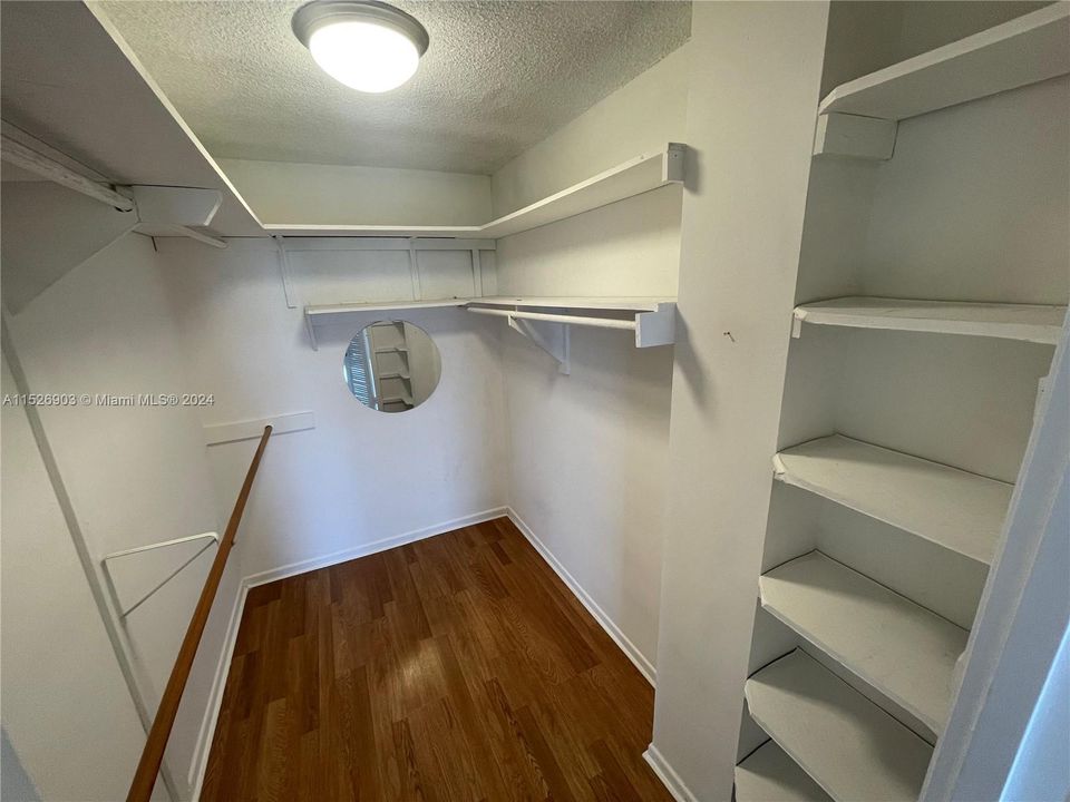 For Sale: $319,900 (1 beds, 1 baths, 895 Square Feet)