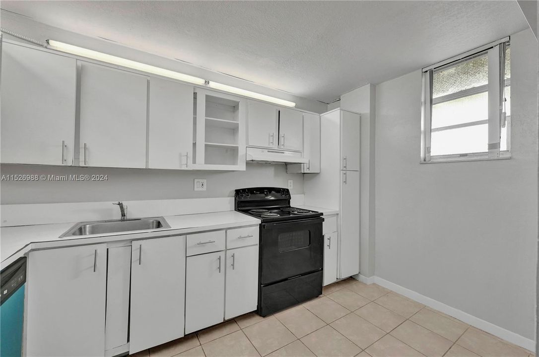 For Sale: $205,000 (1 beds, 1 baths, 792 Square Feet)