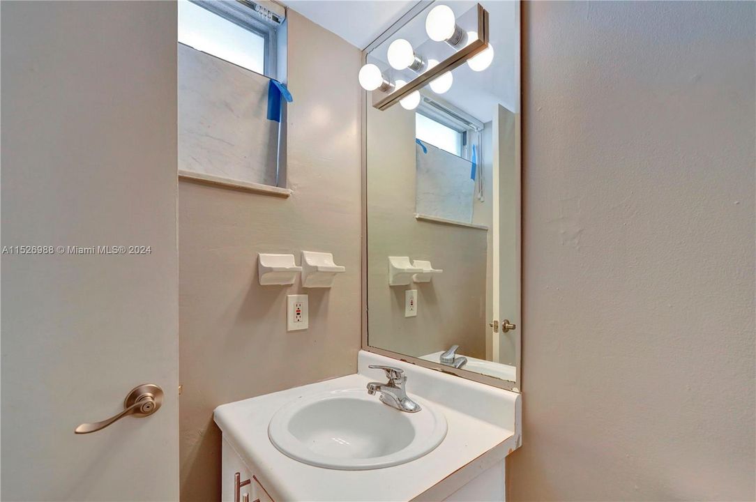 待售: $205,000 (1 贝兹, 1 浴室, 792 平方英尺)