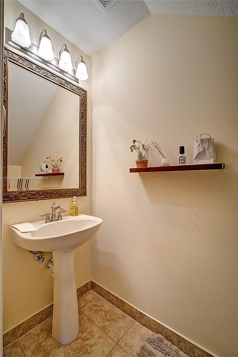 Recently Rented: $3,200 (3 beds, 2 baths, 1779 Square Feet)