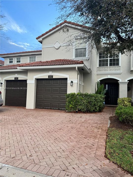 Recently Rented: $3,200 (3 beds, 2 baths, 1779 Square Feet)