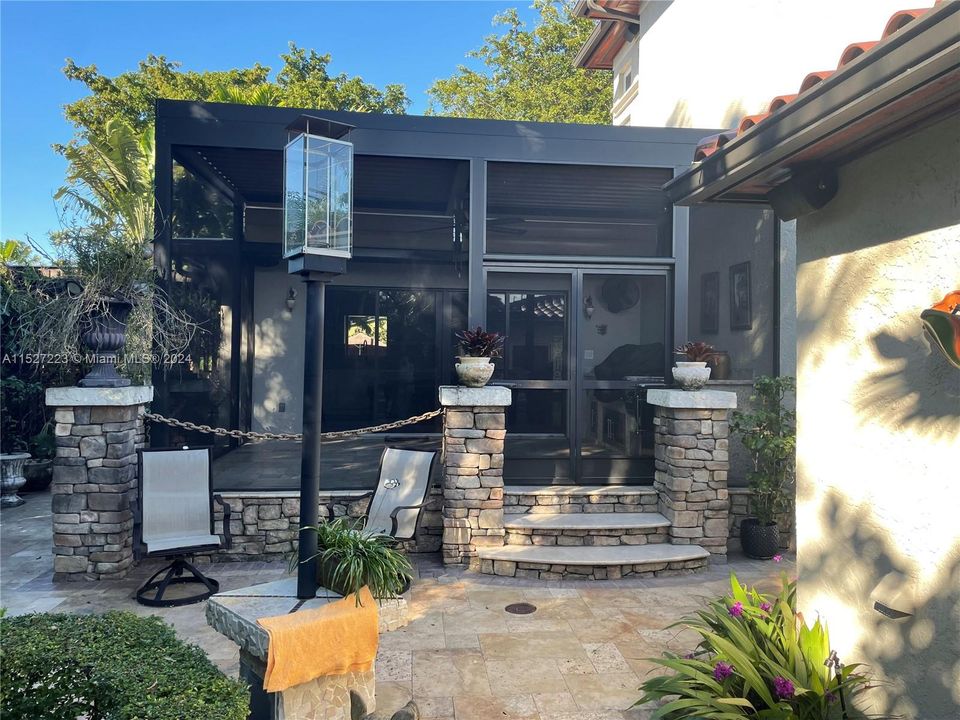 Recently Sold: $1,075,000 (3 beds, 2 baths, 2636 Square Feet)