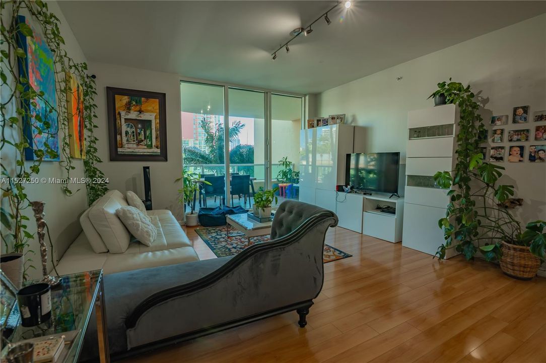 For Sale: $725,000 (2 beds, 3 baths, 1750 Square Feet)