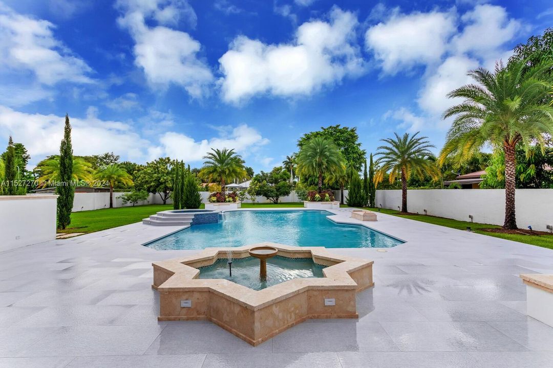 Recently Sold: $3,500,000 (6 beds, 9 baths, 8566 Square Feet)