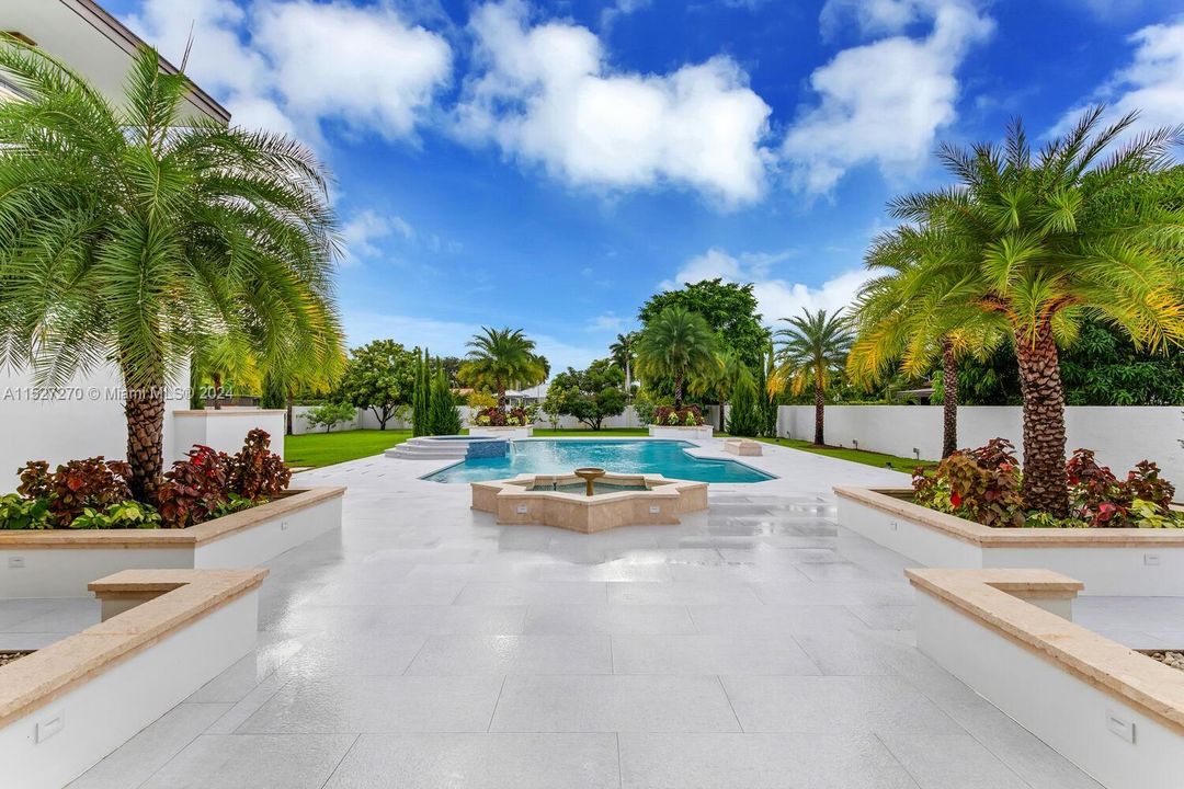 Recently Sold: $3,500,000 (6 beds, 9 baths, 8566 Square Feet)