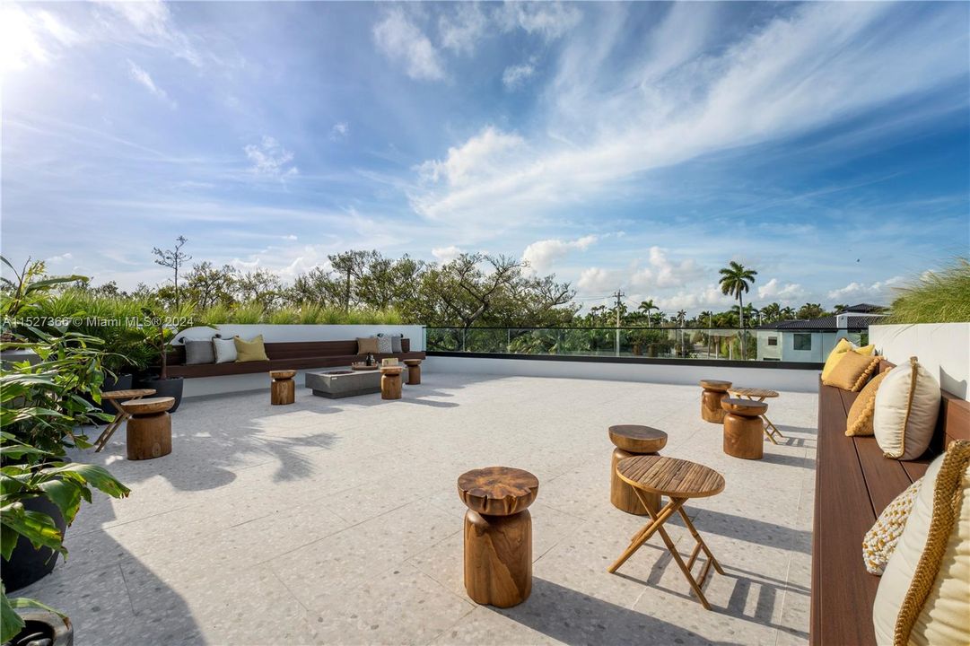 Recently Sold: $15,385,000 (4 beds, 4 baths, 5706 Square Feet)