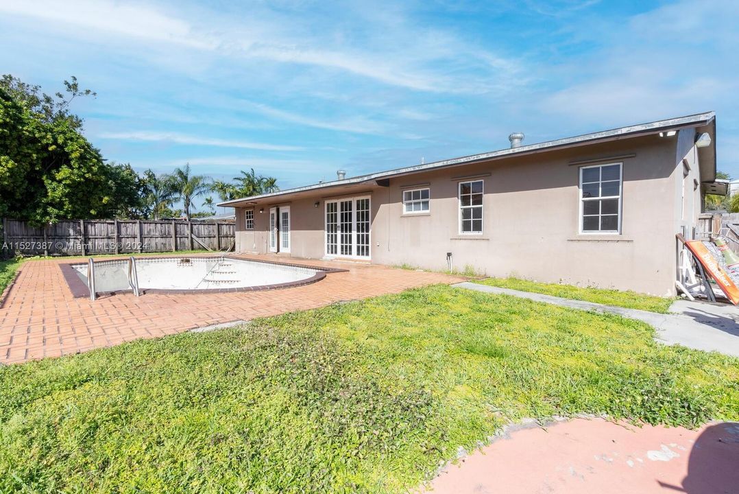 Recently Sold: $629,000 (4 beds, 2 baths, 1713 Square Feet)
