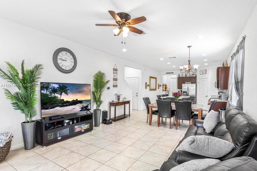 Vendido Recientemente: $624,000 (5 camas, 3 baños, 2944 Pies cuadrados)