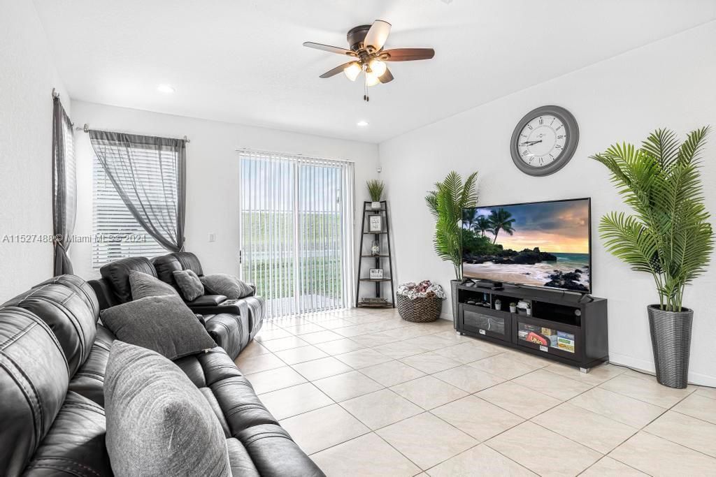 Vendido Recientemente: $624,000 (5 camas, 3 baños, 2944 Pies cuadrados)