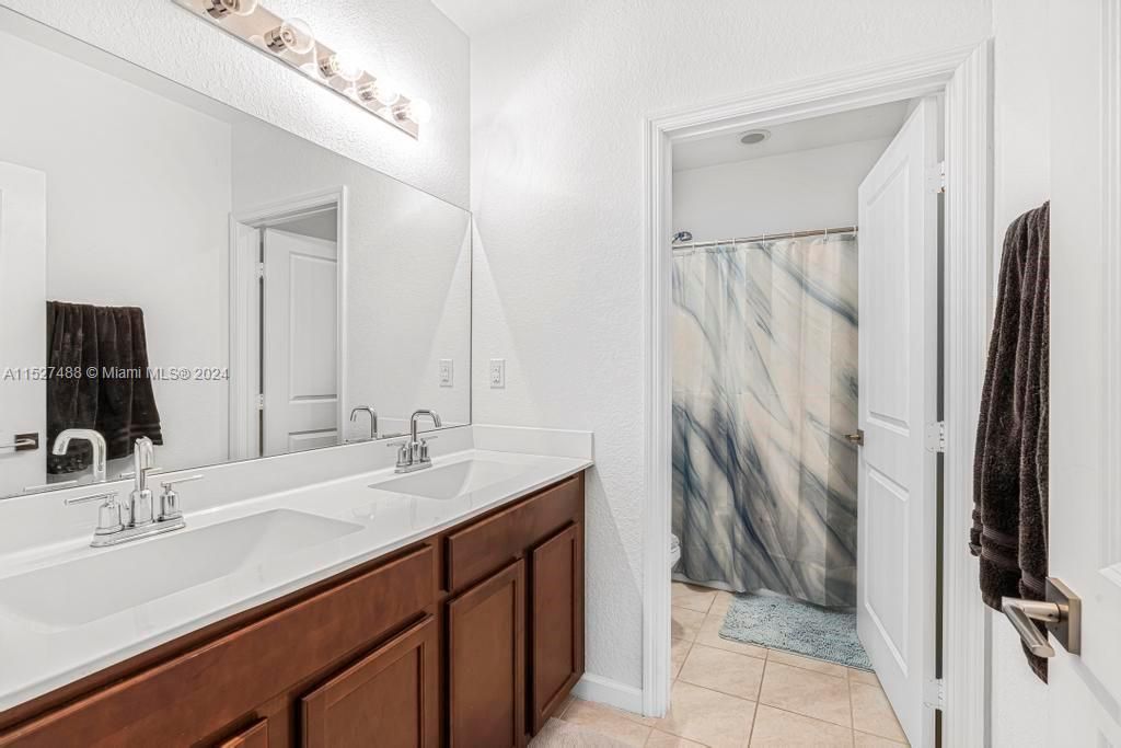 Vendido Recientemente: $624,000 (5 camas, 3 baños, 2944 Pies cuadrados)