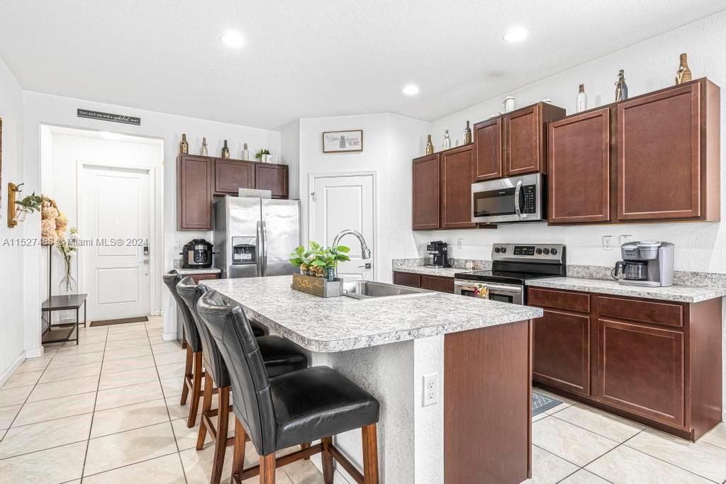 Vendido Recientemente: $624,000 (5 camas, 3 baños, 2944 Pies cuadrados)