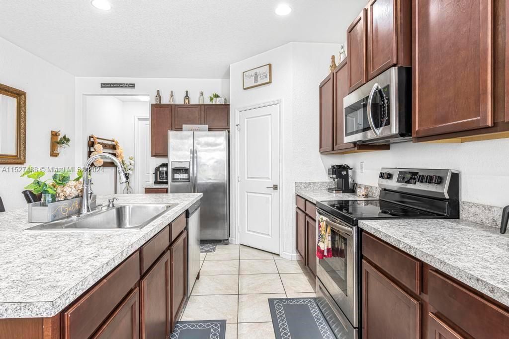 Vendido Recientemente: $624,000 (5 camas, 3 baños, 2944 Pies cuadrados)