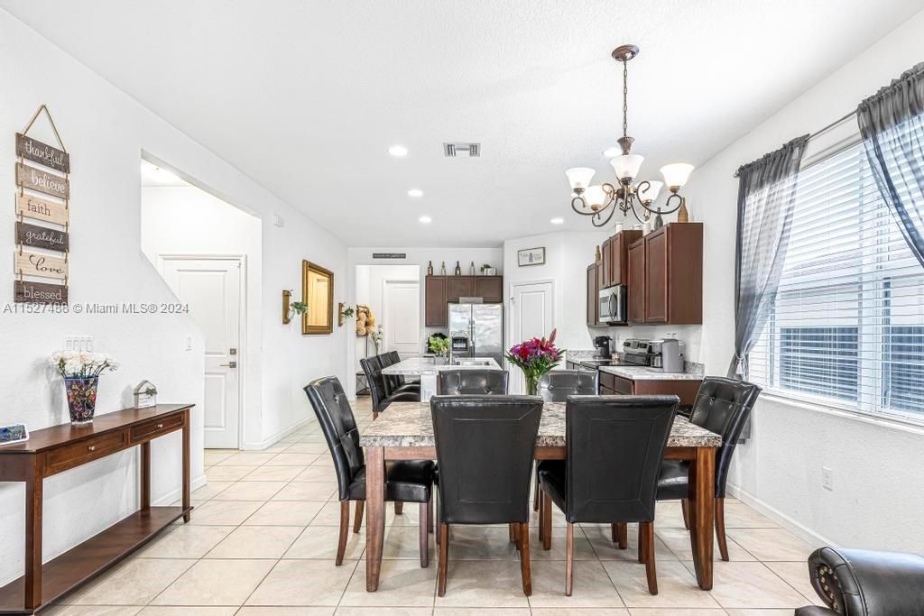 Vendido Recientemente: $624,000 (5 camas, 3 baños, 2944 Pies cuadrados)