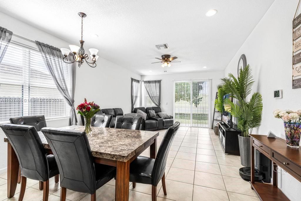 Vendido Recientemente: $624,000 (5 camas, 3 baños, 2944 Pies cuadrados)