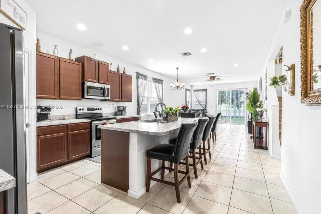 Vendido Recientemente: $624,000 (5 camas, 3 baños, 2944 Pies cuadrados)