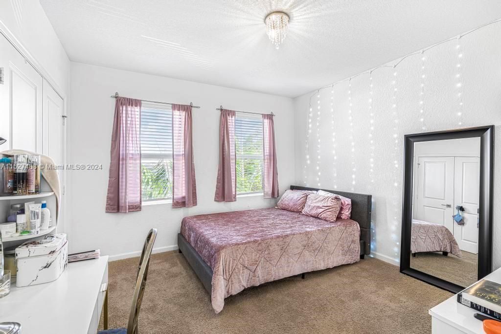 Vendido Recientemente: $624,000 (5 camas, 3 baños, 2944 Pies cuadrados)