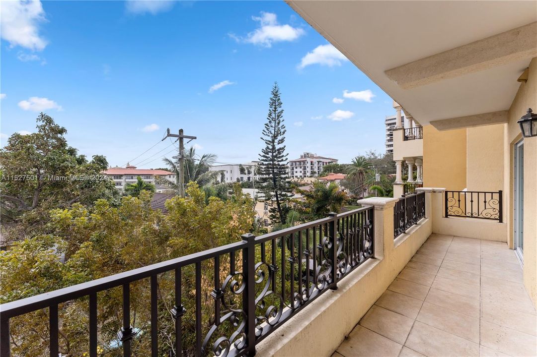 Recently Sold: $625,000 (2 beds, 2 baths, 1328 Square Feet)