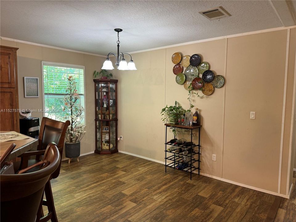 For Sale: $320,000 (4 beds, 2 baths, 1512 Square Feet)