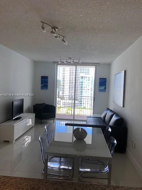 Active With Contract: $355,000 (1 beds, 1 baths, 640 Square Feet)